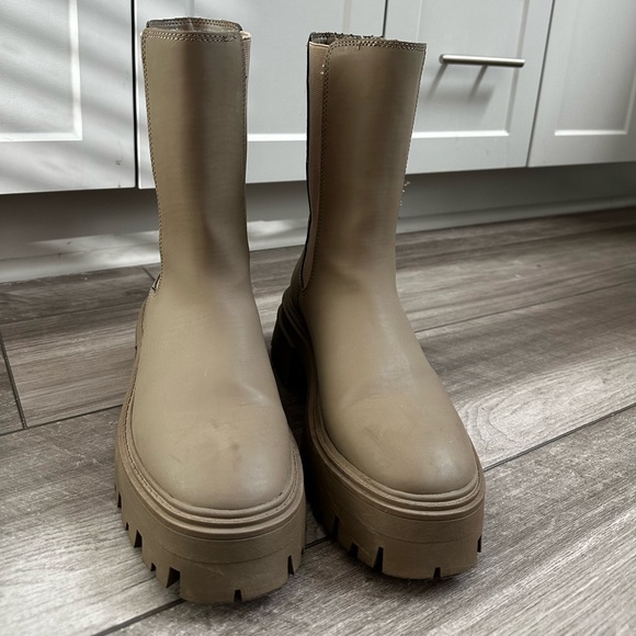 Unique brown boots - Picture 2 of 4